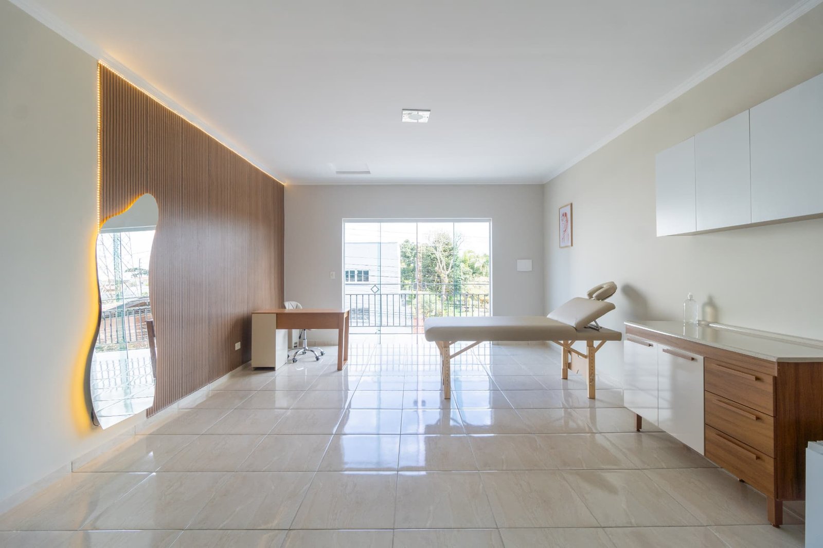 Sala de procedimentos da clínica Capobianco com bancada e armários